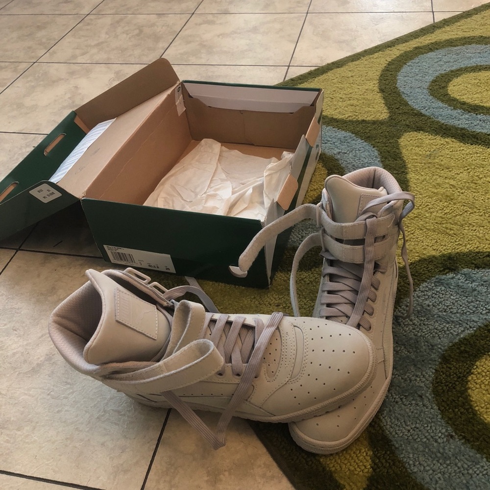 NIB Puma Hightop sneaks. Size 8